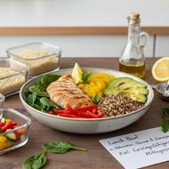 Lunch Bowl mit Hähnchen, Quinoa und Gemüse